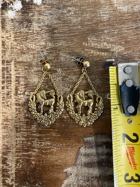1992 Avon Mystical Unicorn Dangle Earrings Gold Tone Posts Floral Wreath - Picture 8 of 10